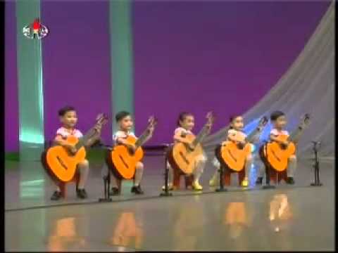 VIDEO – Bērni spēlē ģitāru Ziemeļkorejā. (North Korea children playing the guitar. Creepy as hell.)