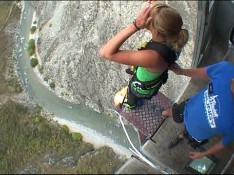 VIDEO – Biedējošākā gumijlēkšana! (Nevis Bungy Jump – SCARED)