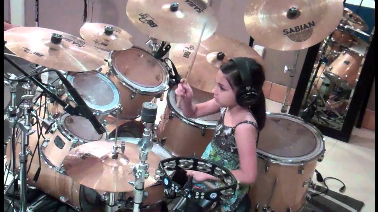 VIDEO – Desmit gadus veca bundzeniece! (10 Year Old Girl Drummer- Paulina From Mexico – My Life Would Suck-Cobus Version)