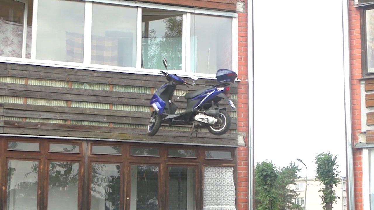 VIDEO – Kā dabūt mopēdu uz 5.stāva dzīvokli!? (How to get your scooter to 5th floor apartment!?)