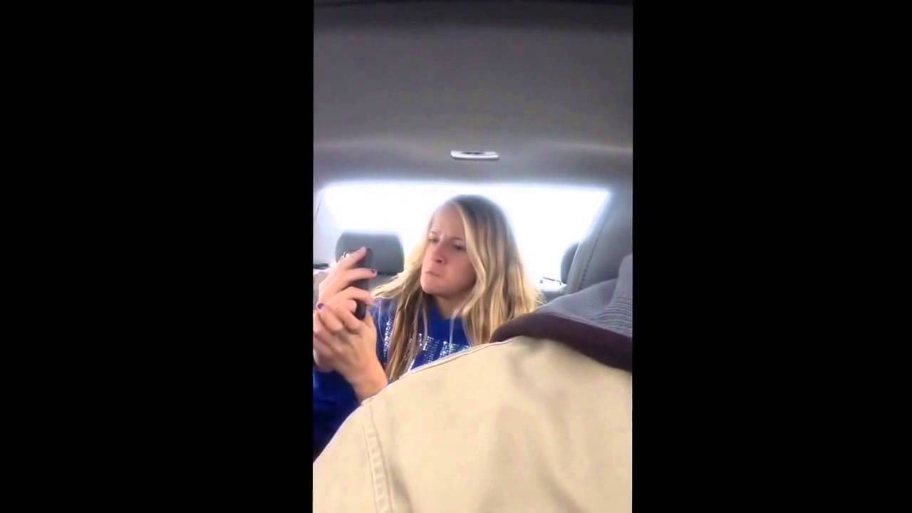 VIDEO – Kā selfiju taisītāji izskatās no malas!? (Catching a daughter doing selfies on video)