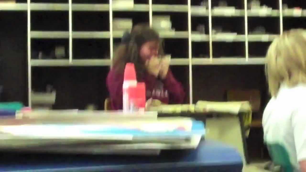 VIDEO – Meitene nošķaudas 39 reizes pēc kārtas! (Girl Sneezes 39 Times in a Row! Hilarious Video!)