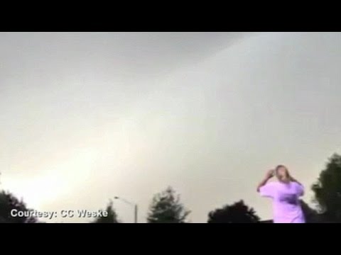 VIDEO – Nofilmē brīdi, kad sievietei iesper zibens! (Caught on Camera: Woman Survives Lightning Strike)