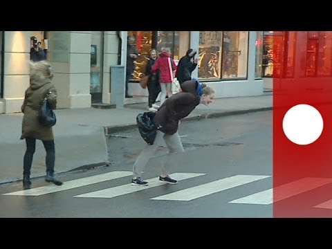 VIDEO – Norvēģijā cilvēki mēģina staigāt pret vēju! (Walkin’ in the Wind: People blown over in streets as Storm Ivar hits Norway)