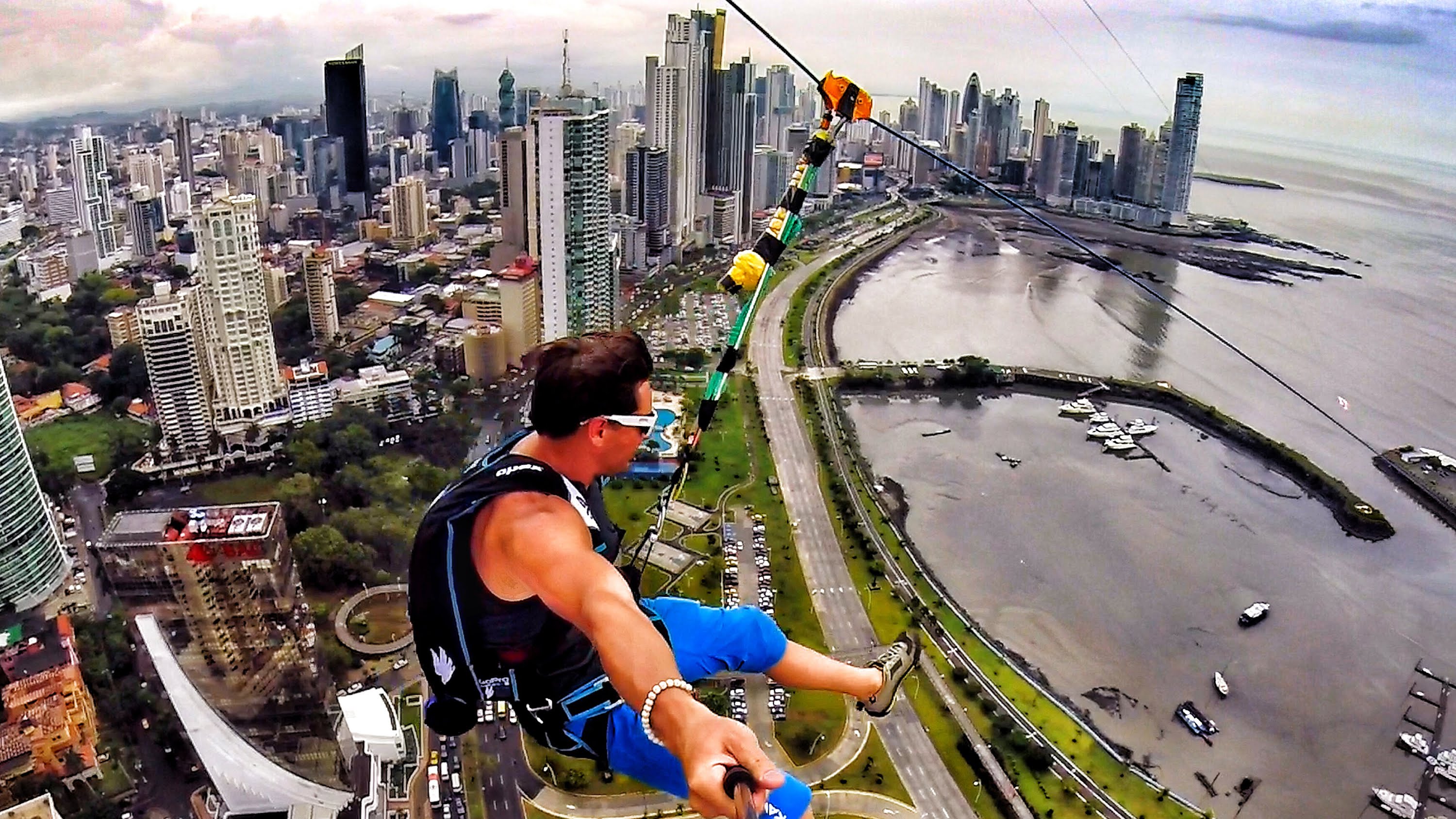 VIDEO – Pasaulē iespaidīgākā troses līnija pilsētā! (World’s Largest Urban Zipline)