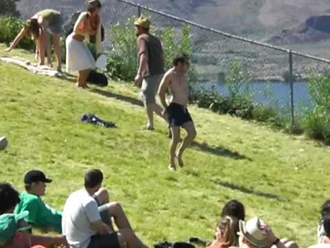 VIDEO – Puisis iesāk dejošanas ballīti! (Sasquatch music festival 2009 – Guy starts dance party)