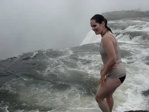 VIDEO – Sātana baseins Viktorijas ūdenskritumā. (Devil’s Pool Victoria Falls)