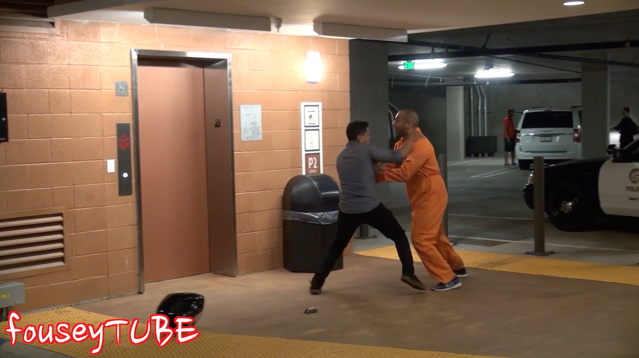 VIDEO – Uzmanību, izbēdzis cietumnieks! (ESCAPED PRISONER PRANK!)