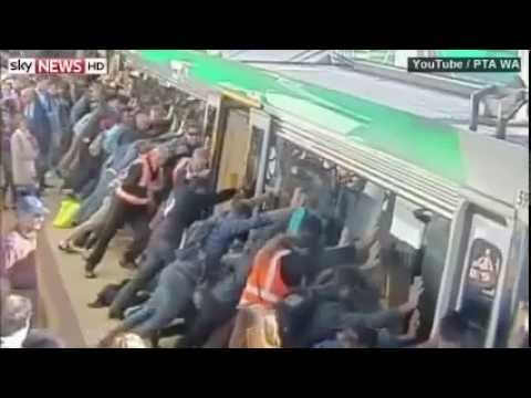 VIDEO – Vietējie palīdz atbrīvot vīrieša kāju, kura iesprūdusi starp vilcienu un platformu! (Perth Commuters Lift Train To Free Man’s Leg | People Push A Train To Free A Man’s Leg | FULL VIDEO)