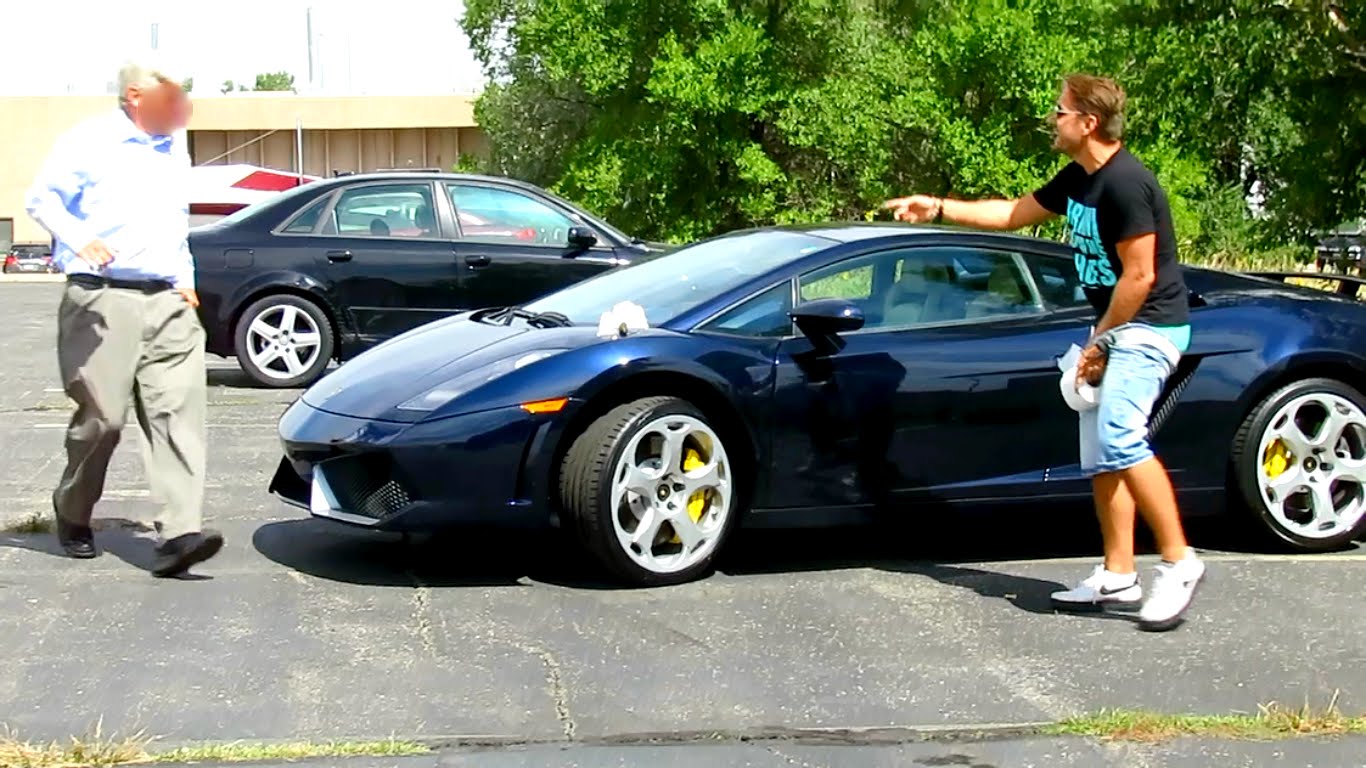 VIDEO – Kāpēc nevajag “nokārtoties” uz dārgām automašīnām? (Poop on Lamborghini Prank Gone Horribly Wrong!)