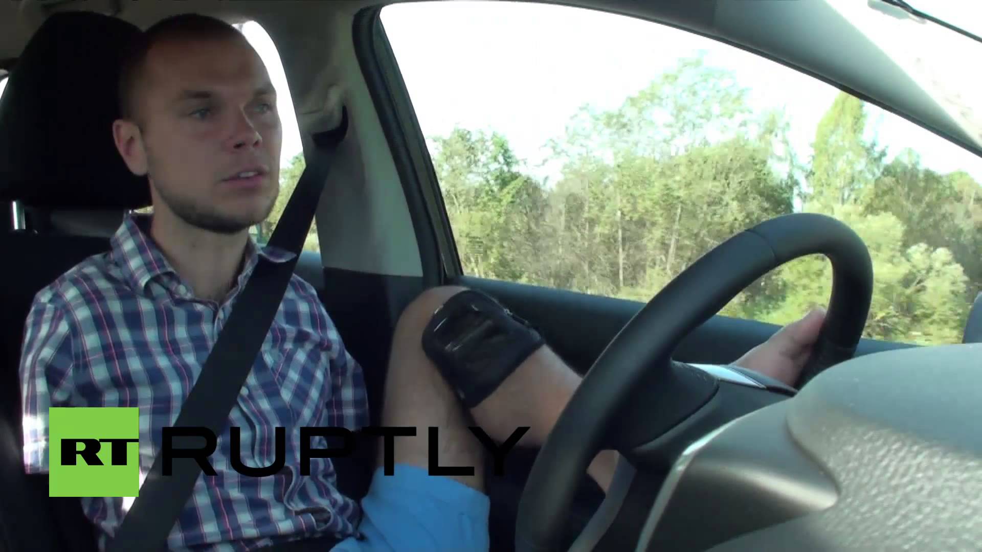 VIDEO – Latvijā puisis bez rokām nokārto tiesības un brauc ar auto. (Latvia: Meet the man who drives with his FEET)