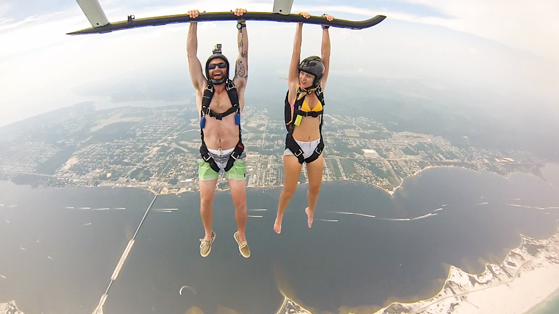 VIDEO – Lēciens no helikoptera. (Navarre Beach Helicopter Jump)