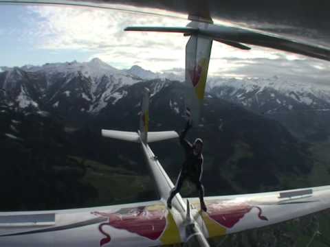 VIDEO – Pastaiga pa lidmašīnu. (Extremely Difficult Stunt With 2 Airplane)