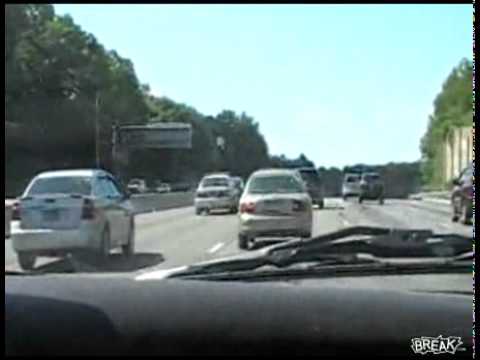 VIDEO – Policisti pārmāca lēnu autovadītāju! (Cop Screws with Slow Driver in the Fast Lane)