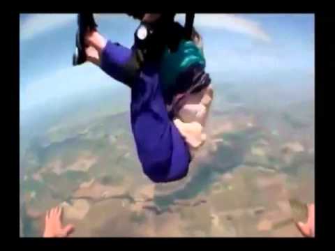 VIDEO – Vecmāmiņa gandrīz izslīd no izpletņa uzkabes.(Skydiving Gone Bad – Grandma Almost Falls Out of Tandem Harness)