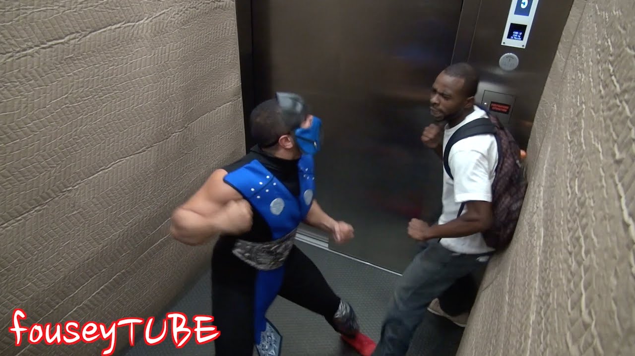 VIDEO –  Vīrietis “uzbrūk” cilvēkiem liftā. (Mortal Combat Prank)