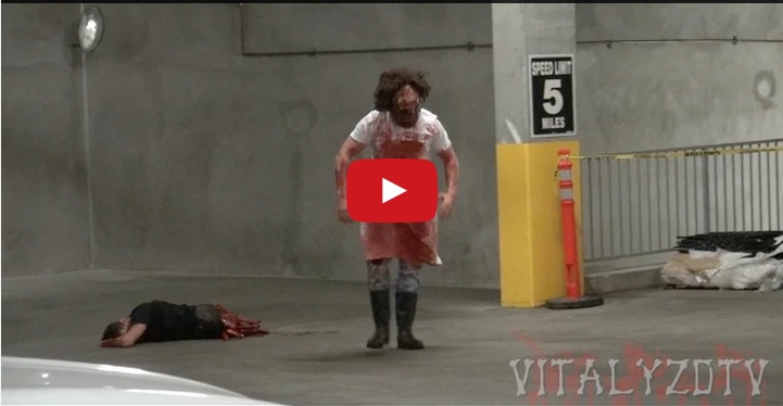 VIDEO – Šokējoša izjokošana ar motorzāģi! (Chainsaw Massacre Prank!)