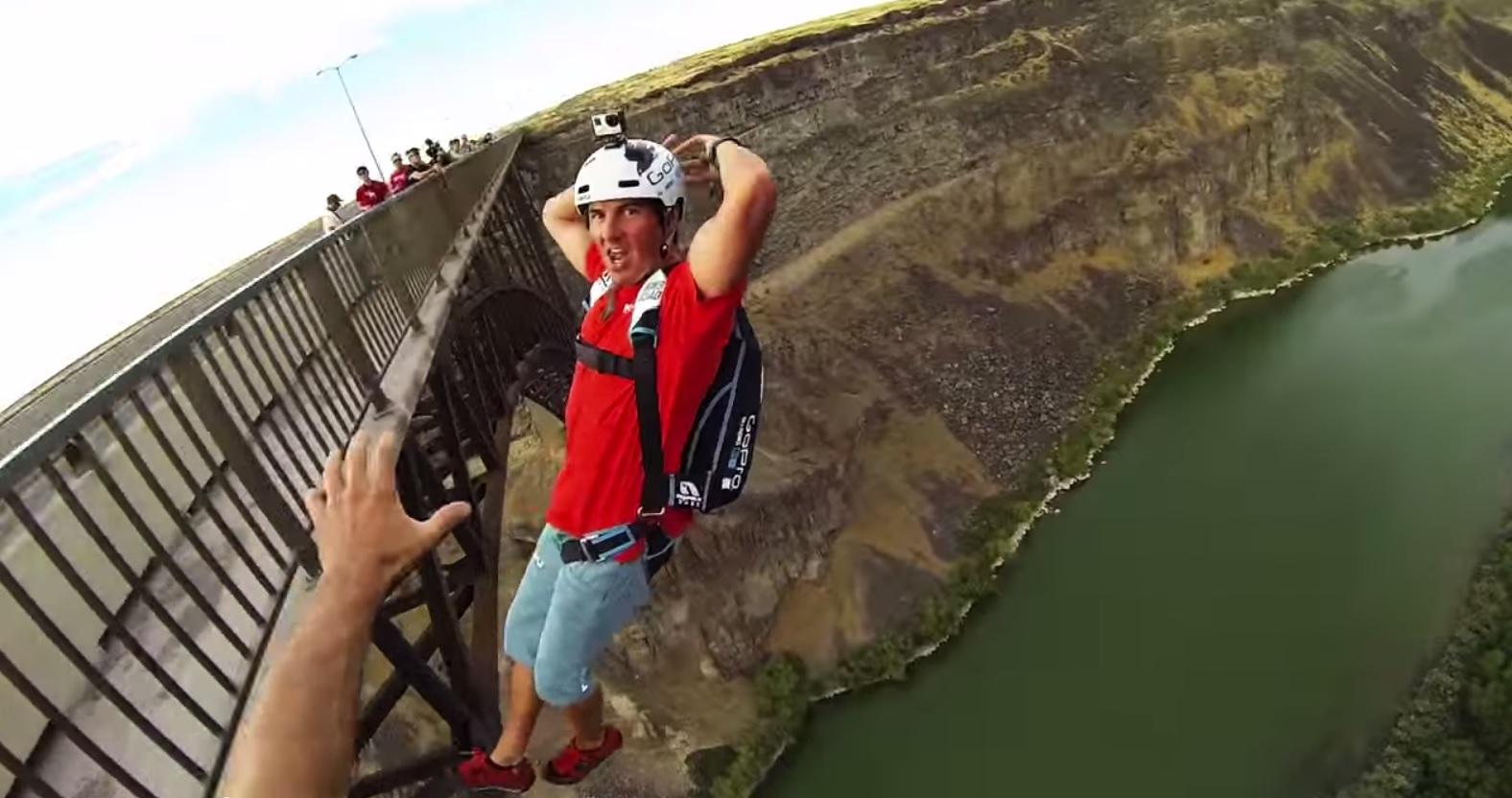 VIDEO – Trakie lēcēji. (Insane Base Jumping)