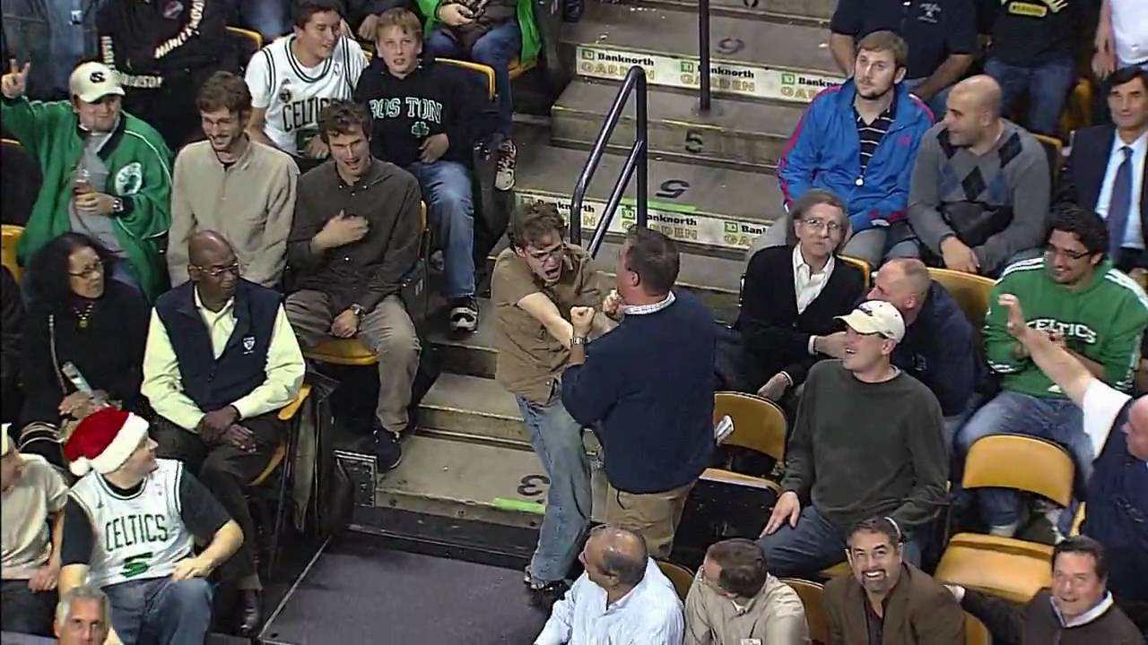 VIDEO – Īstens Bon Jovi fans! (Celtics Fan Dancing to Bon Jovi Living on a Prayer)