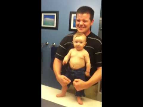 VIDEO – Jautrs mazulis kopā ar tēti izrāda muskuļus! (Baby adorably flexes muscles with dad)