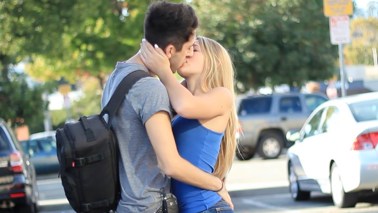 VIDEO – Karstie skūpsti ar nejauši satiktām meitenēm. (Kissing Prank – Staring Contest)