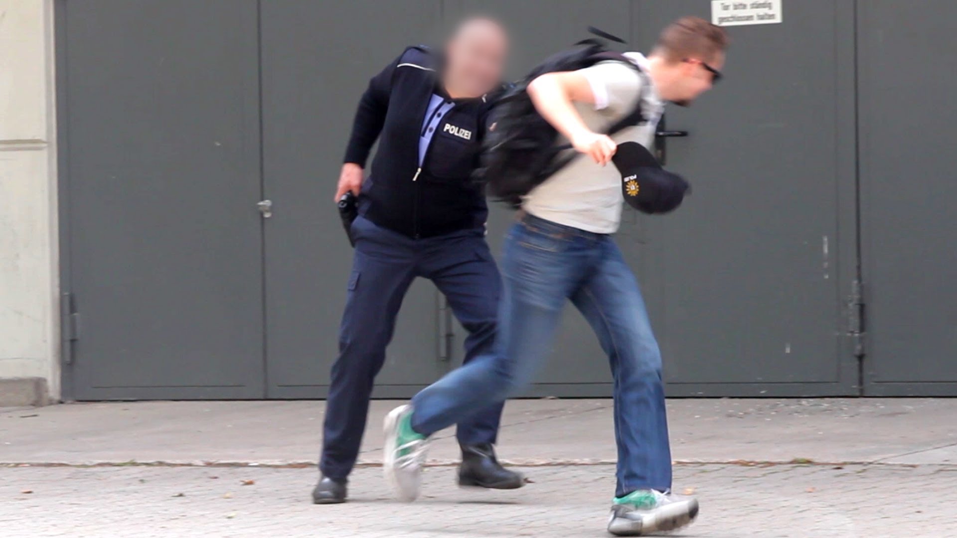 VIDEO – Kas notiek, kad policistam atņem cepuri!? (Stealing A Cops Hat!)