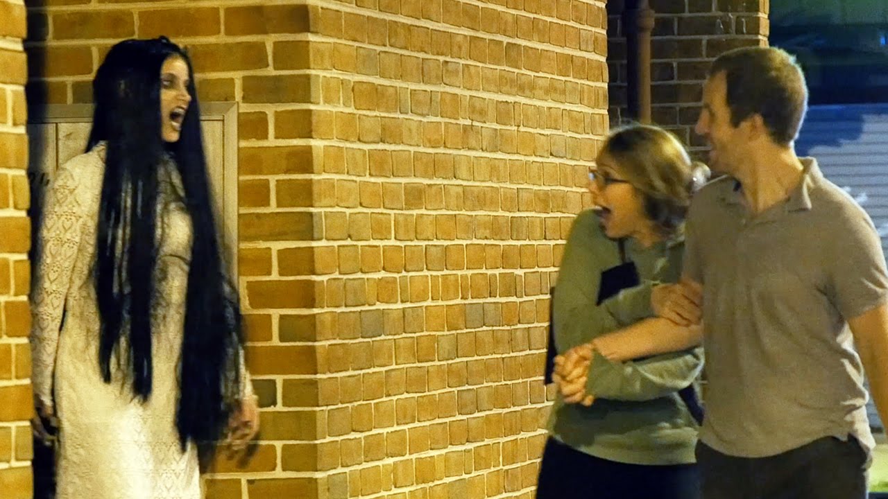 VIDEO – Pa ielām klīst baisa meitene. (Scary Dead Girl Prank)