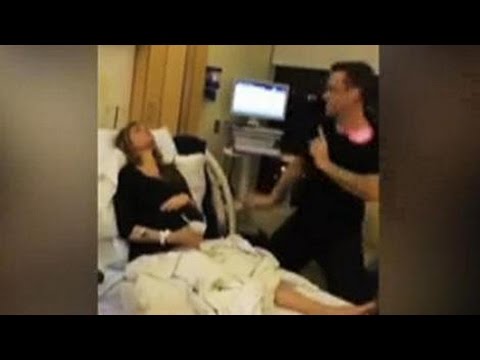 VIDEO – Robijs Viljams izklaidē stāvoklī esošo sievu! (Robbie Williams Little bit of mid labour entertainment helping Ayda)