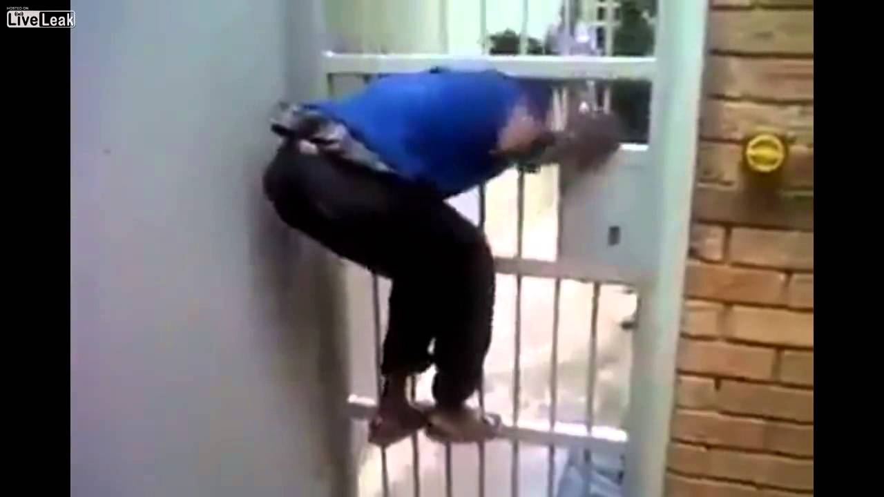 VIDEO – Šim vīrietim cietuma kamera nav šķērslis! (Guy Can Get Through Jail Cell Door With Ease)