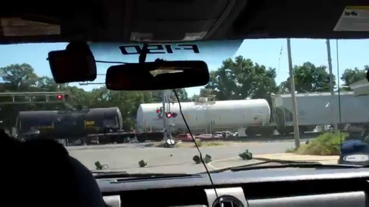 VIDEO – Šokējošs aculiecinieka video – vilciens uz sadragā automašīnu! (A Train Hit A Truck)