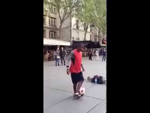VIDEO – Talantīgs ielas dejotājs uzstājas Parīzes ielās. (Street Show In Paris)