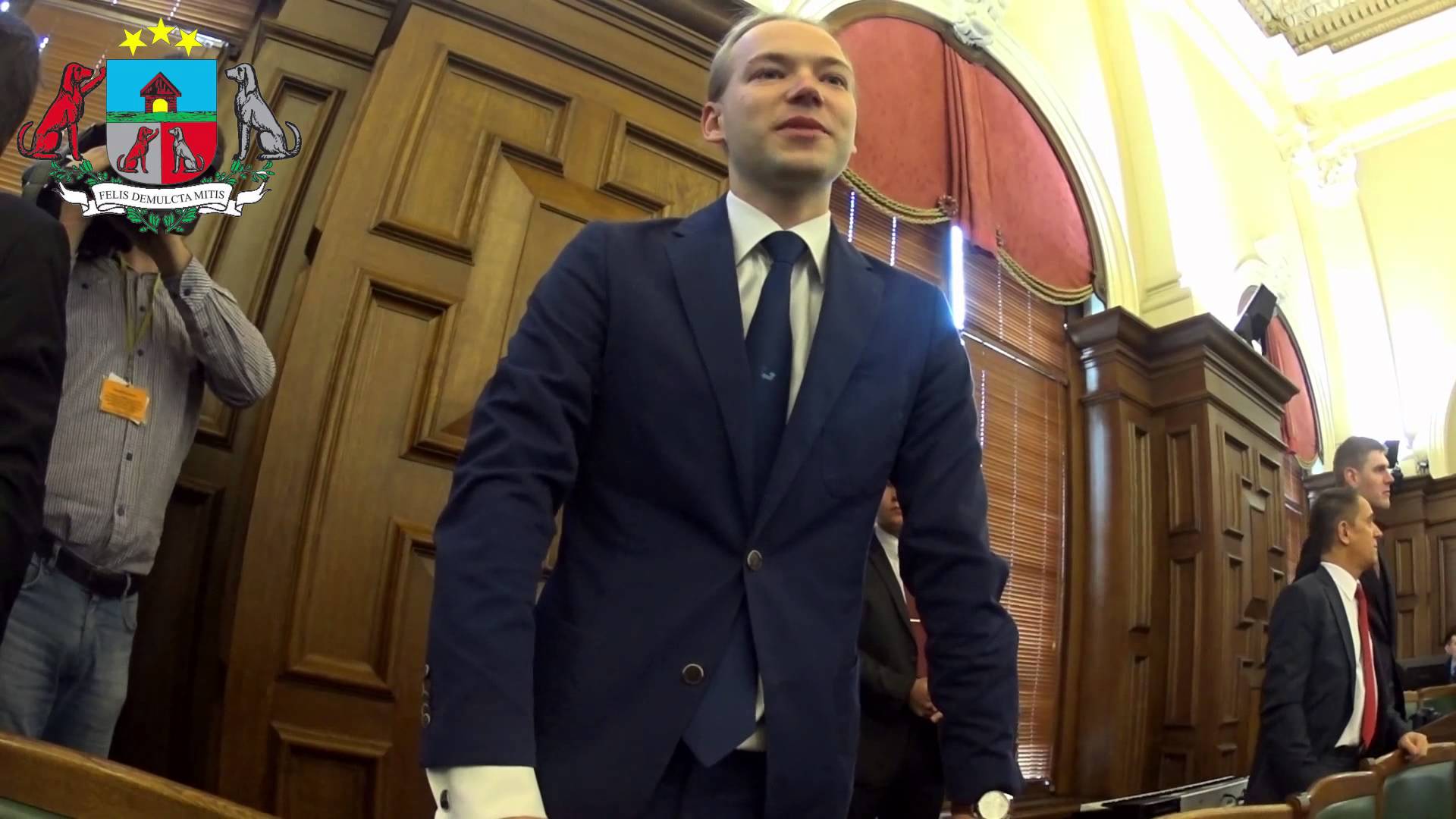 VIDEO – Artuss Kaimiņš tur solījumu un uz Saeimu dodas ar video kameru un iztaujā arī Junkuru!