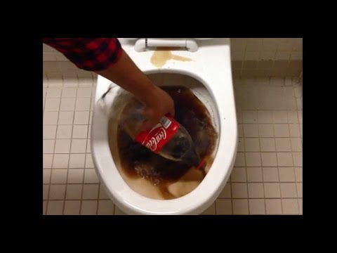 VIDEO – Coca-Cola – labākais līdzeklis poda tīrīšanai! (The Effects Of Using Coke To Clean A Dirty Toilet)