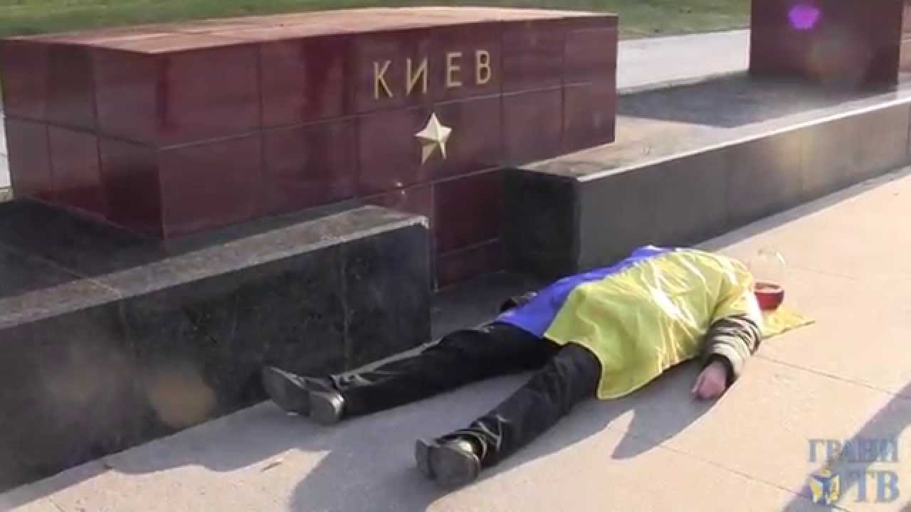 VIDEO – Jaunieši Krievijā pie Kremļa aicina “padzerties ukraiņu asinis”! (Courageous young people in Russia at the Kremlin “offer to drink the blood of Ukrainian”!)