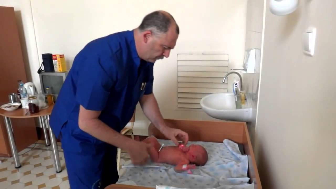 VIDEO – Kā Krievijā ortopēdi pārbauda zīdaiņus!? (Podiatrist examines the baby. First – the shock, then – a delight!)