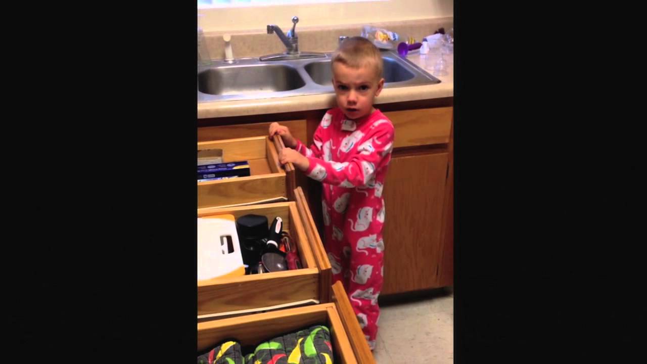 VIDEO – Kas notiek, kad vecāki bērniem paziņo, ka visi saldumi ir apēsti!? (I Told My Kids I Ate All Their Halloween Candy 2014)