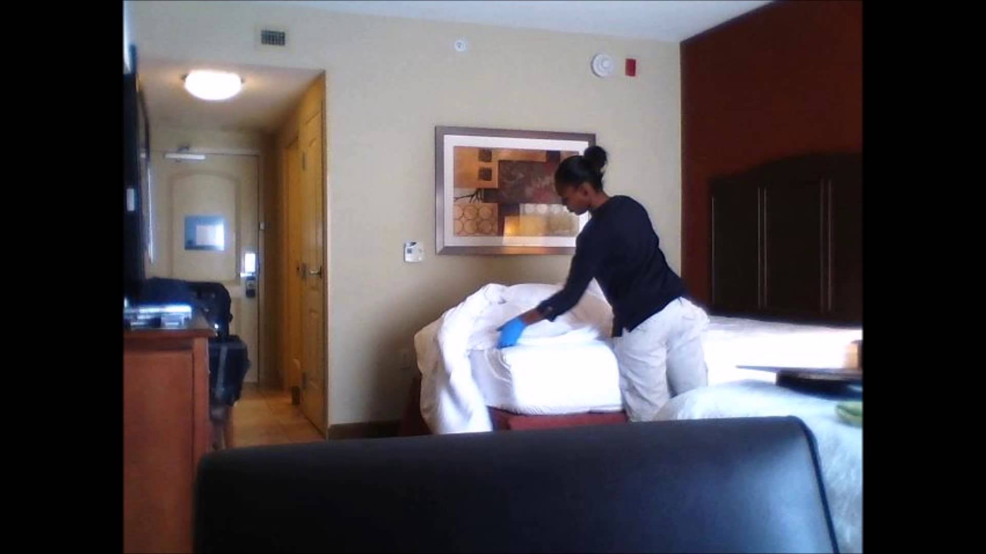 VIDEO – Kas patiesība notiek viesnīcas jūsu istabiņās, kad neesat uz vietas!? (Privacy in a brand-named hotel)