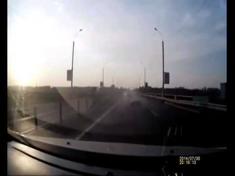 VIDEO – Motociklists avarē un sveiks un vesels attopas uz automašīnas jumta! (Motorcycle crash, rider flips and lands on feet on car roof)