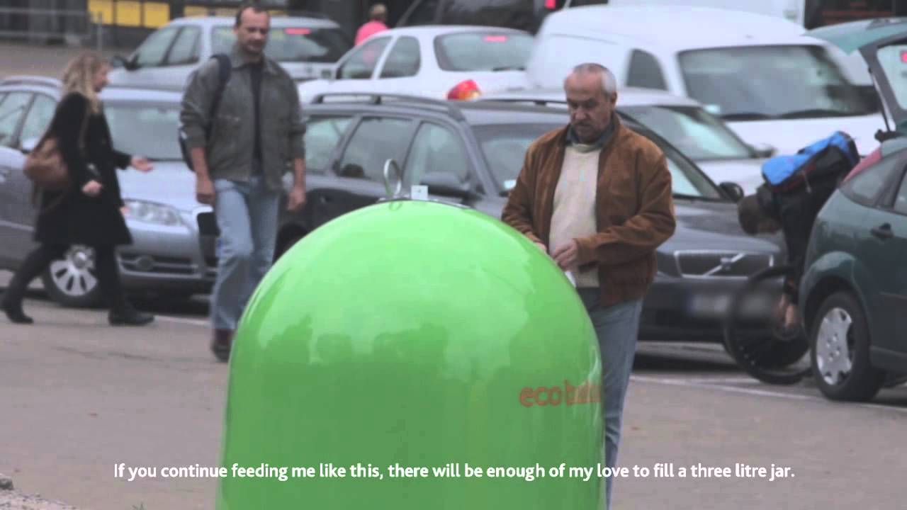 VIDEO – Rīdziniekus pārsteidz runājošas miskastes! (People in Riga Surprise Talking Trash Containers!)