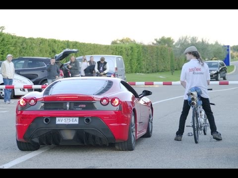 VIDEO – Ritenis uzstāda ātruma rekordu un trasē pārspēj Ferrari! (Rocket Bike On The Race Wins Ferrari!)