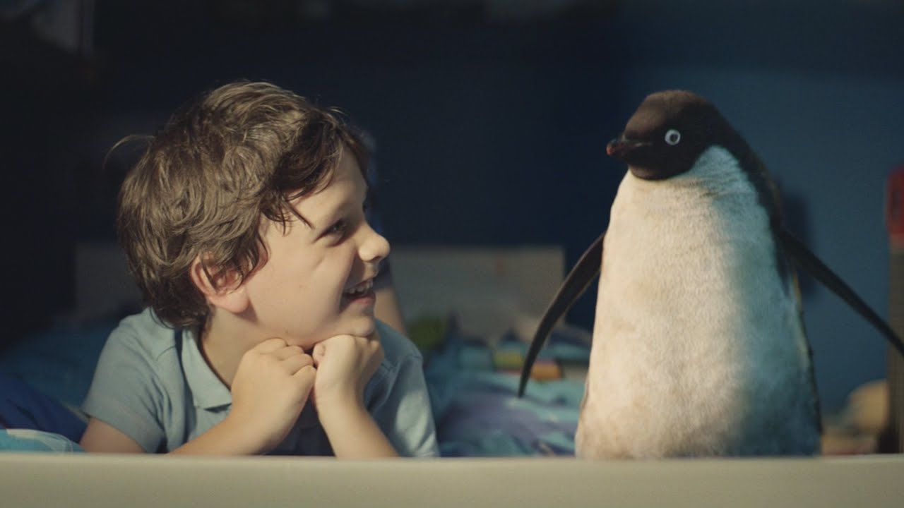 VIDEO – Sirsnīga reklāma par puikas un pingvīna draudzību! (#MontyThePenguin)