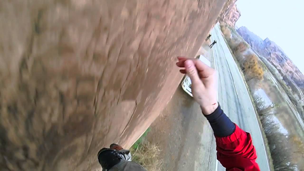 VIDEO – Šis gandrīz kļuva par viņa pēdējo lēcienu… (Base Jumper survives terrifying cliff strike)
