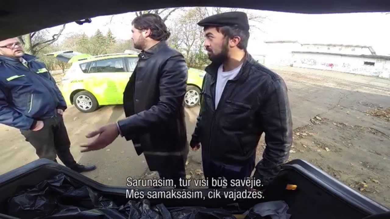 VIDEO – Slēptā kamera! Bolderājā divi vīrieši auto bagāžniekā pārvadā cilvēka “līķi”!