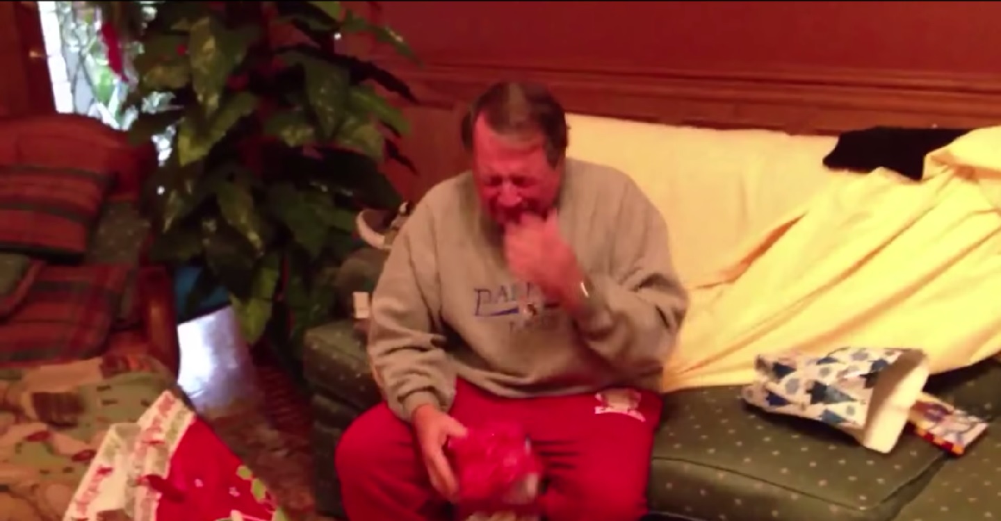 VIDEO: Ļoti emocionāls Ziemassvētku pārsteigums vecākiem no meitas! (Best Christmas Surprise Ever!)