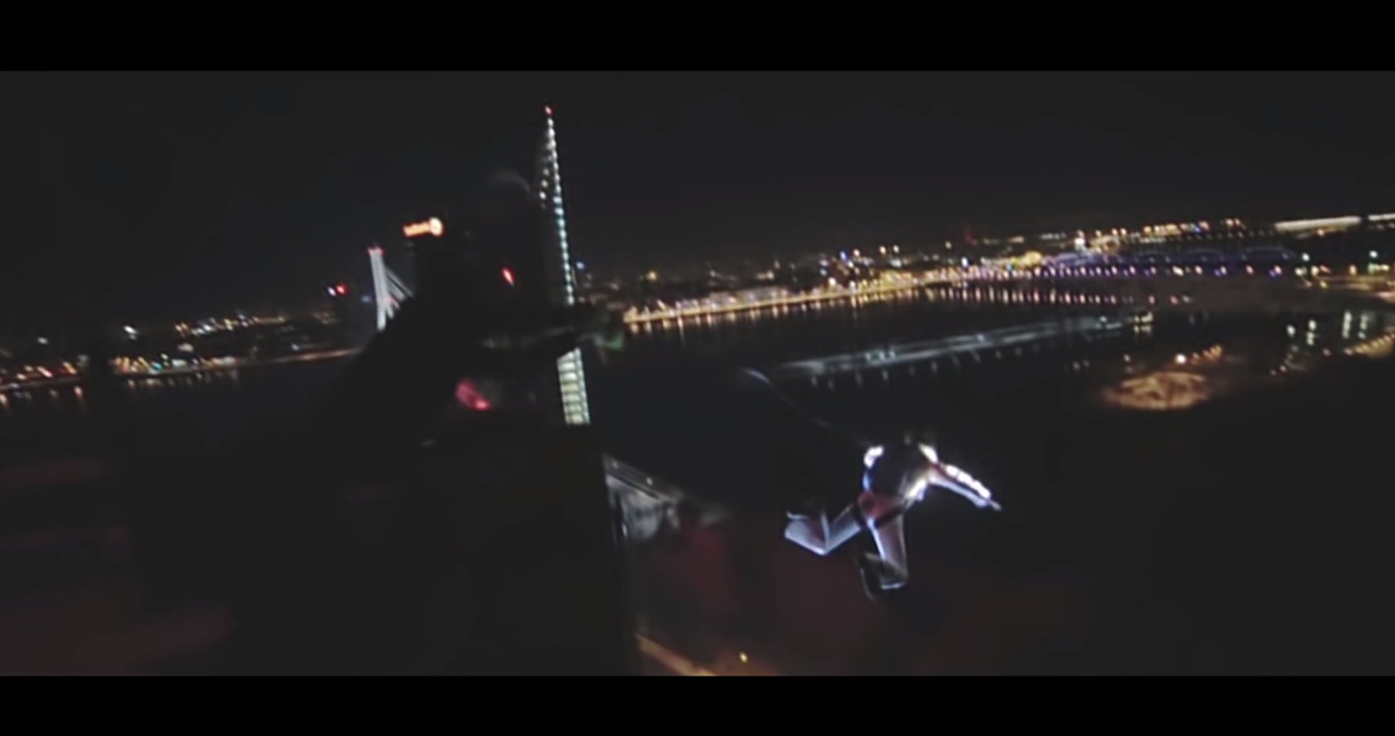 VIDEO: Pārdaugavā no Preses nama jumta atkal nolec cilvēks Elvisa tērpā! (ELVIS – New Year’s Riga Jump 2015!)