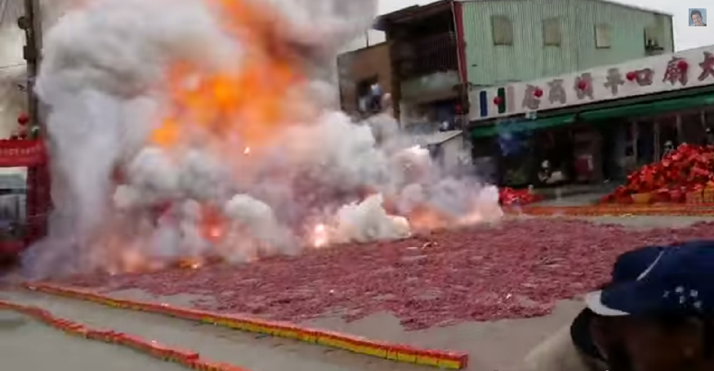 VIDEO: Pilsētas centrā tiek uzspridzinātas tūkstošiem petardes! (Thousands Of Firecrackers Set Off In The Middle Of Town)