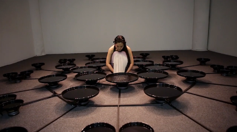 VIDEO: Sieviete ar prātu kontrolē 48 ūdens traukus! (Artist Manipulates 48 Pools of Water with Her Mind)