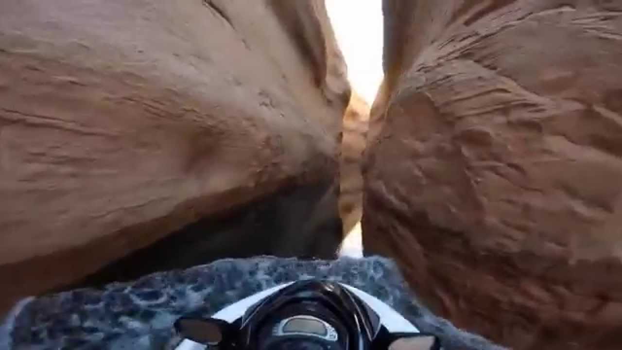 VIDEO: Aizraujošs izbrauciens pa kanjona upi ar ūdensmoci! (High-Speed Canyon Jet Ski – Lake Powell GoPro)