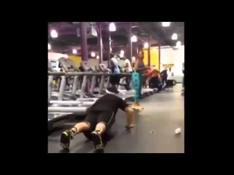 VIDEO: Aizskatījās uz meiteni…  (Man Falling Off Treadmill While Checking Out A Woman)