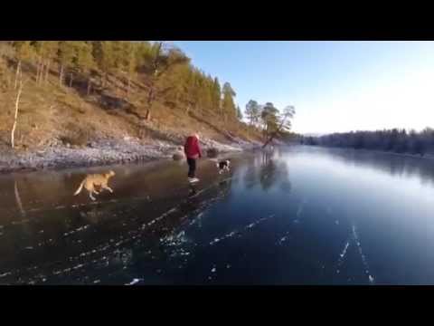 VIDEO: Apbrīnojami – slidošana pa aizsalušu kristāltīru ezeru Zviedrijā! (Amazing! Ice Skating On A Crystal Clear Lake In Sweden!)